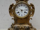 une horloge en or posée sur une table