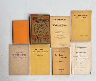 Plusieurs livres sont disposés sur une surface blanche, avec des couvertures orange.