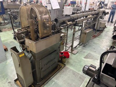 une machine placée au milieu d'une pièce