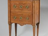 une photo d'une petite commode en bois avec un plateau en marbre