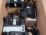 une boîte contenant tout un tas d'appareils électroniques