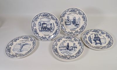 six assiettes bleues et blanches représentant un homme dans une cuisine
