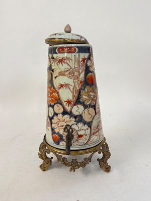 un petit vase posé sur un socle