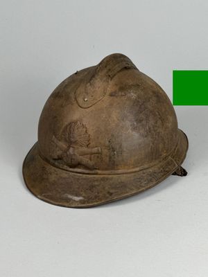 un vieux casque sur lequel pointe une flèche verte