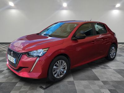 une voiture rouge garée dans un garage au sol en damier