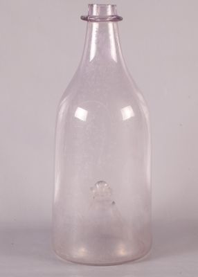 une bouteille en verre transparent munie d'un bouchon métallique