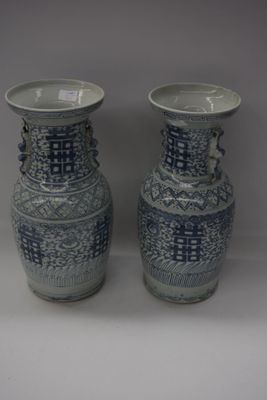 CHINE, Paire de vases en porcelaine en camaïeu bleu sur fond…