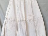 jupe blanche avec des œillets et de la dentelle au bas