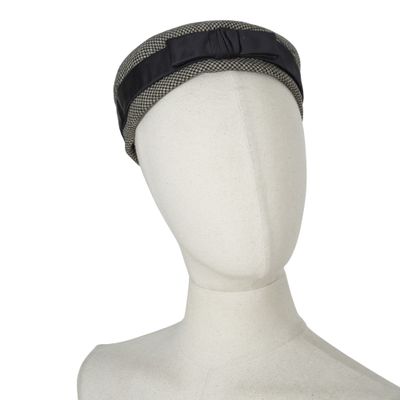 le bandeau est noir et blanc, avec un motif à carreaux