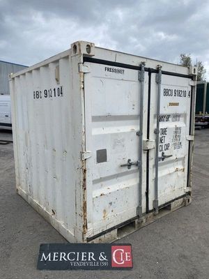 une photo d'un conteneur d'expédition blanc posé dans un parking