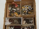 une boîte remplie d'objets divers posée sur une surface blanche