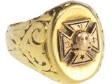 une image représentant une bague en or ornée d'un crâne et d'une croix