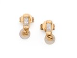 une paire de boucles d'oreilles en perles et en or sur fond blanc