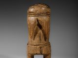 un vieil objet en bois sur lequel est représenté un visage