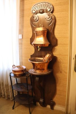 Fontaine en cuivre et son piètement en bois naturel + on y j… - Photo 1