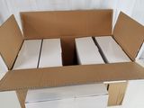 une boîte en carton contenant plusieurs boîtes blanches