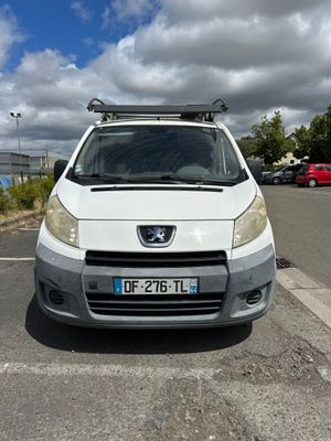 une camionnette blanche garée dans un parking