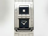 un gros plan d'une montre avec un diamant sur le cadran