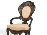 une image représentant une chaise dont l'assise est recouverte d'un tissu beige, sur fond blanc