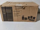 une boîte en carton qui contient beaucoup d'objets