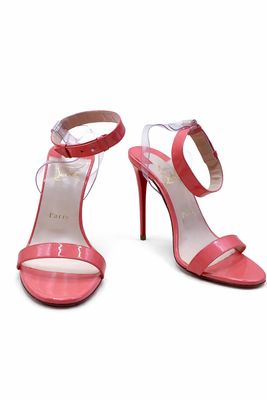 un gros plan sur une paire de chaussures roses sur fond blanc