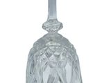 une image représentant une cloche en verre transparent sur fond blanc
