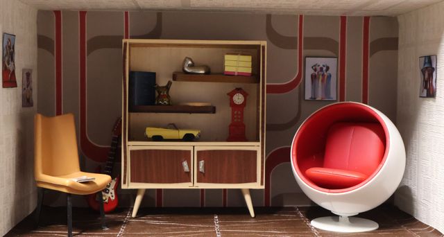 Diorama. Composition miniature, dans une vitrine en bois, vitre e...