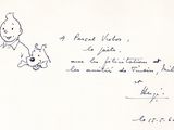 un dessin à l'encre représentant un enfant tenant un ours en peluche dans la main