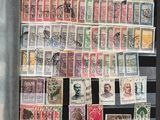 de nombreux timbres exposés dans une vitrine