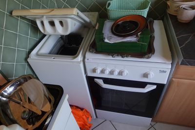 un four de cuisinière blanc placé à côté d'un autre four de cuisinière