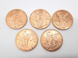 quatre types de pièces différents sont présentés sur une surface blanche