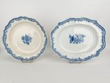 deux assiettes bleues et blanches ornées de fleurs sur fond blanc