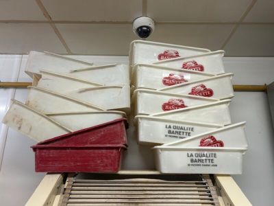 Ensemble de 24 bacs à farine en plastique En l'état