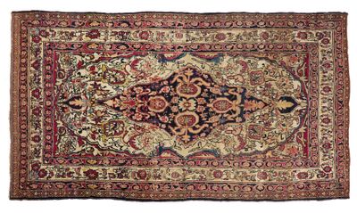 un tapis persan antique avec un motif floral sur fond blanc
