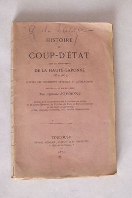 un vieux livre écrit posé sur une table