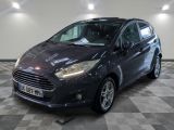 la voiture est garée dans le garage sur le sol en damier