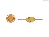 une paire de boucles d'oreilles en or jaune ornées d'un motif floral