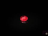 un diamant rouge dans l'obscurité