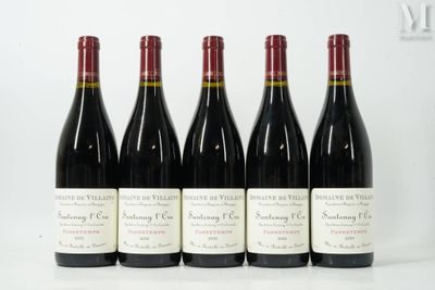 six bouteilles de vin sont alignées sur une table