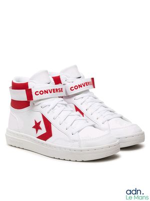 une paire de baskets Converse blanches à rayures rouges et blanches