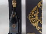 une bouteille de champagne dans un coffret noir, à côté d'un autre coffret noir