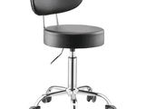 le dossier d'une chaise de bureau noire à roulettes sur fond blanc