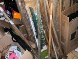une pile de cartons et une pelle par terre