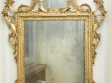 un miroir accroché au mur d'une pièce
