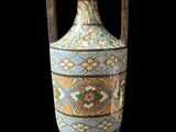 un vase posé sur un socle, sur un fond noir