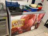 une photo d'une machine à glaces « Carte d'Or » dans une cuisine