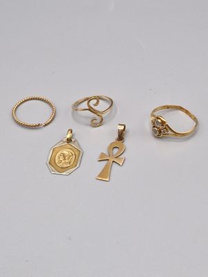quatre bagues en or et une bague ornée d'une croix