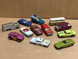 un grand nombre de petites voitures posées sur une table