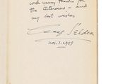 un livre ouvert avec une note manuscrite sur la couverture