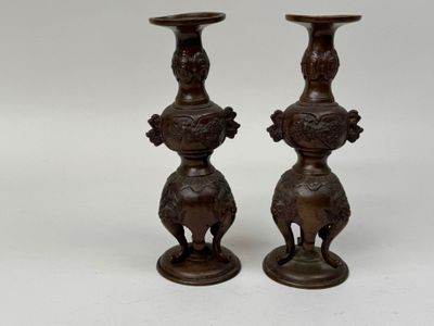 paire de bougeoirs anciens en bronze, ornés d'oiseaux et de fleurs